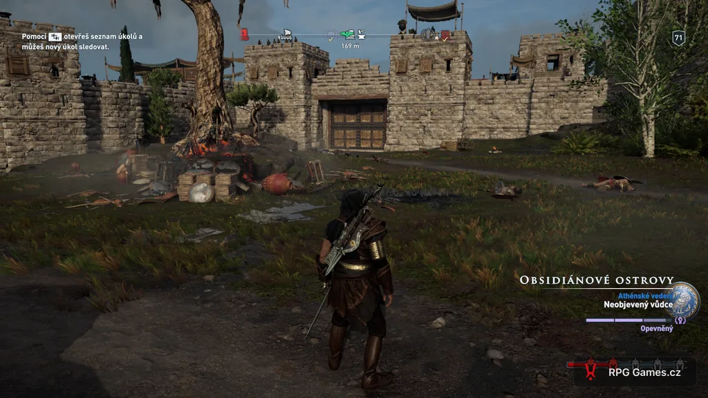 Alexios u brány pevnosti Typiti na Melosu v Assassin's Creed Odyssey — Obsidiánové ostrovy