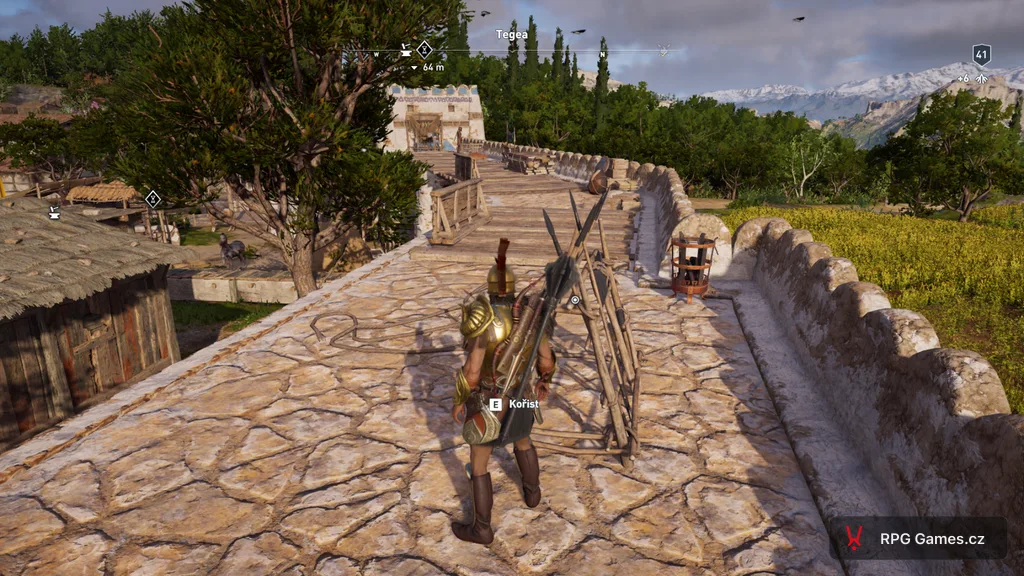 Alexios u stojanu se zbraněmi na hradbách Tegea v Assassin's Creed Odyssey