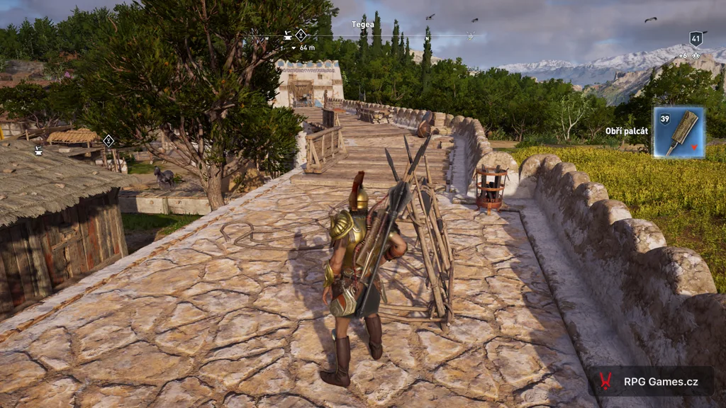 Alexios na hradbách Tegea v Assassin's Creed Odyssey — výhled na řeckou krajinu a stojan se zbraněmi