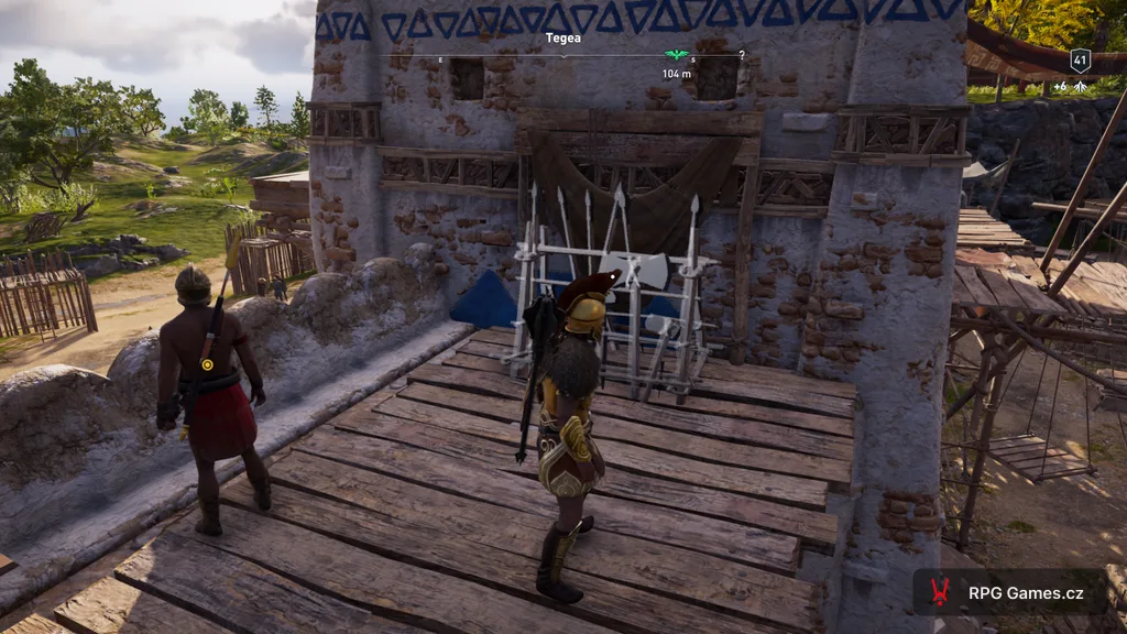 Alexios u stojanu se zbraněmi na hradbách Tegea před tichým zabitím stráže v AC Odyssey