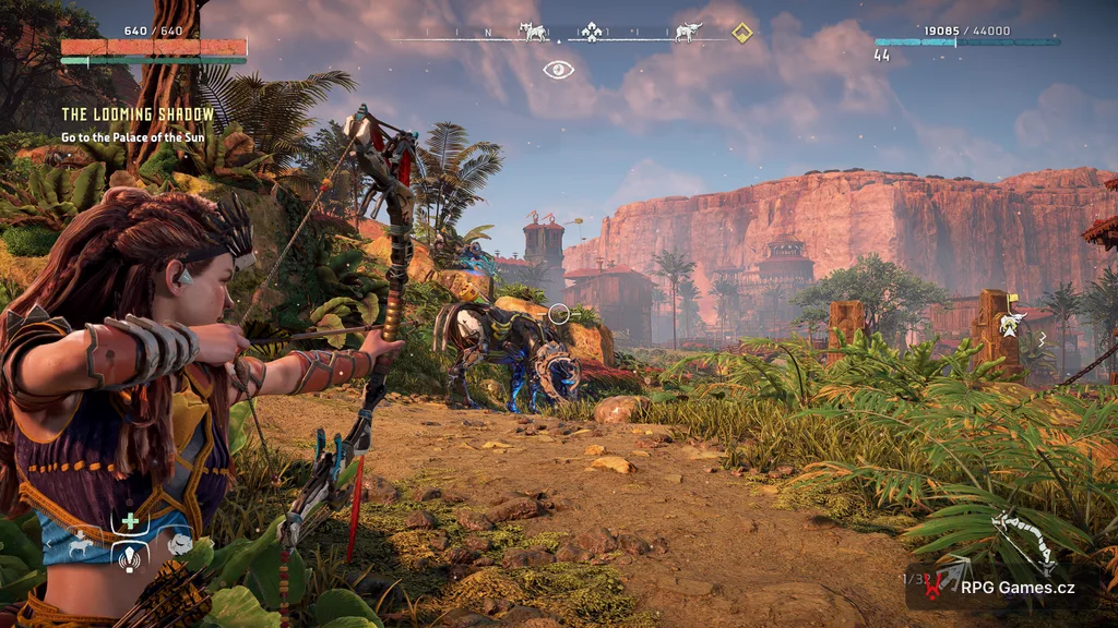 Horizon Zero Dawn Remastered na PC — Aloy míří lukem na broadheada na cestě k Meridianu, v pozadí skály a město