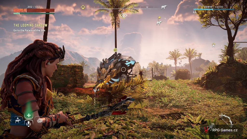 Horizon Zero Dawn Remastered — Aloy míří lukem na scrappera v tropické vegetaci