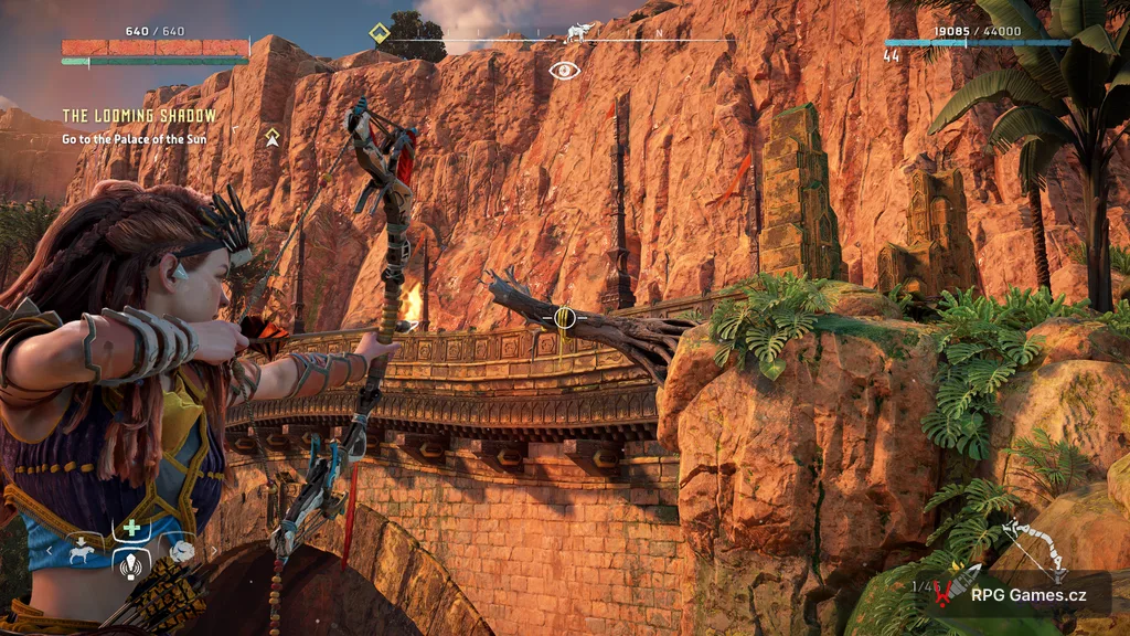 Horizon Zero Dawn Remastered — Aloy na kamenném mostě u Palace of the Sun míří lukem