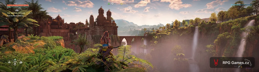Horizon Zero Dawn Remastered — výhled na Meridian a údolí s vodopády