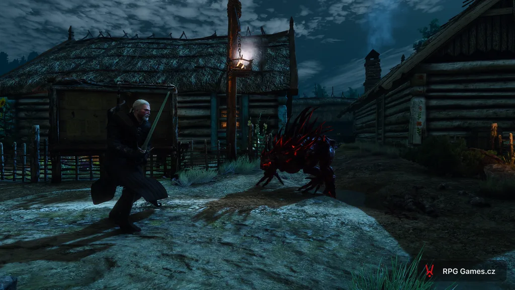 Geralt v bojovém postoji proti alghúlovi s ostny na vesnické cestě v noci — Zaklínač 3