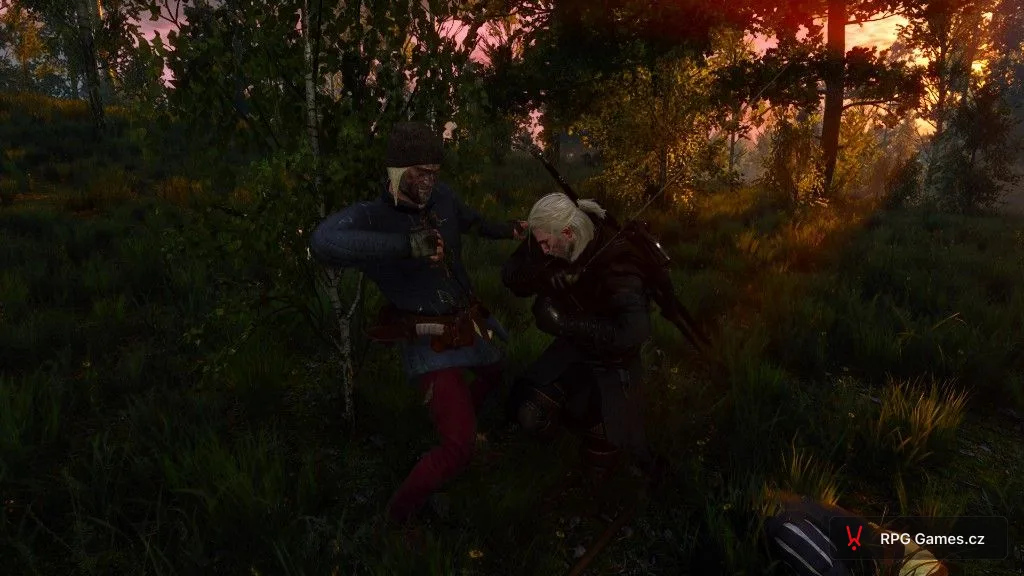 Geralt v boji s banditou v lese při západu slunce — Zaklínač 3, quiltovaný gambeson a červené kalhoty