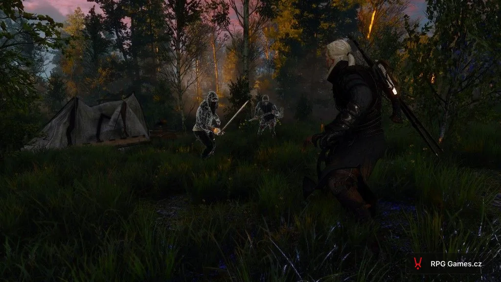 Geralt před stanem v lese proti dvěma banditům, jeden s jednoručním mečem a kuklou, druhý s obouruční zbraní — Zaklínač 3
