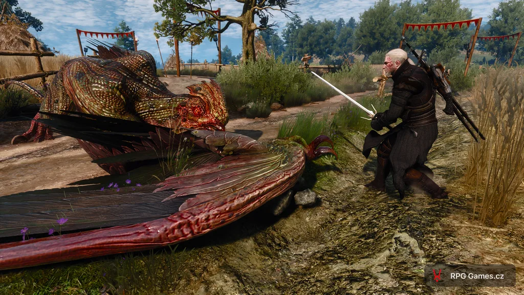 Geralt se stříbrným mečem proti baziliškovi na zemi — roztáhlá křídla, červený hřeben, polní cesta, Zaklínač 3
