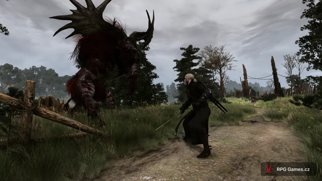 Geralt v bojové pozici proti čertovi na louce u šibenice — rohatá příšera v předklonu, hrad v dálce, Zaklínač 3