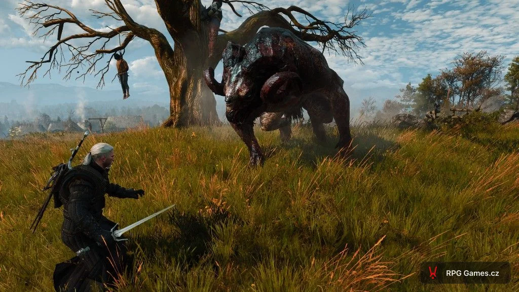 Geralt se stříbrným mečem proti čertovi na louce u stromu s oběšenci — masivní rohatá příšera, třetí oko, vesnice v dálce, Zaklínač 3