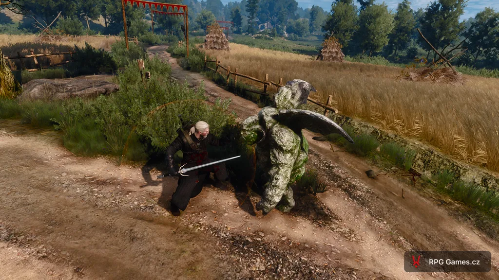 Geralt se stříbrným mečem proti chrliči na cestě u seno a brány s praporky — Zaklínač 3