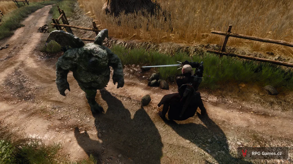 Geralt se stříbrným mečem proti chrliči na polní cestě u pole obilí — kamenná příšera s křídly, Zaklínač 3