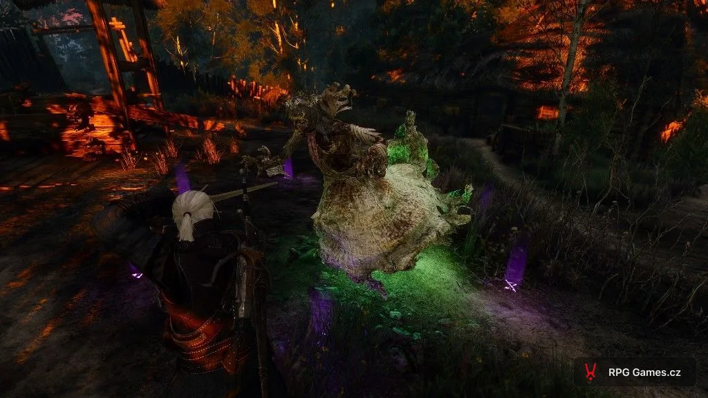 Geralt proti ďáblu u studny v Yrden u hořící chalupy v opuštěné vesnici — Zaklínač 3