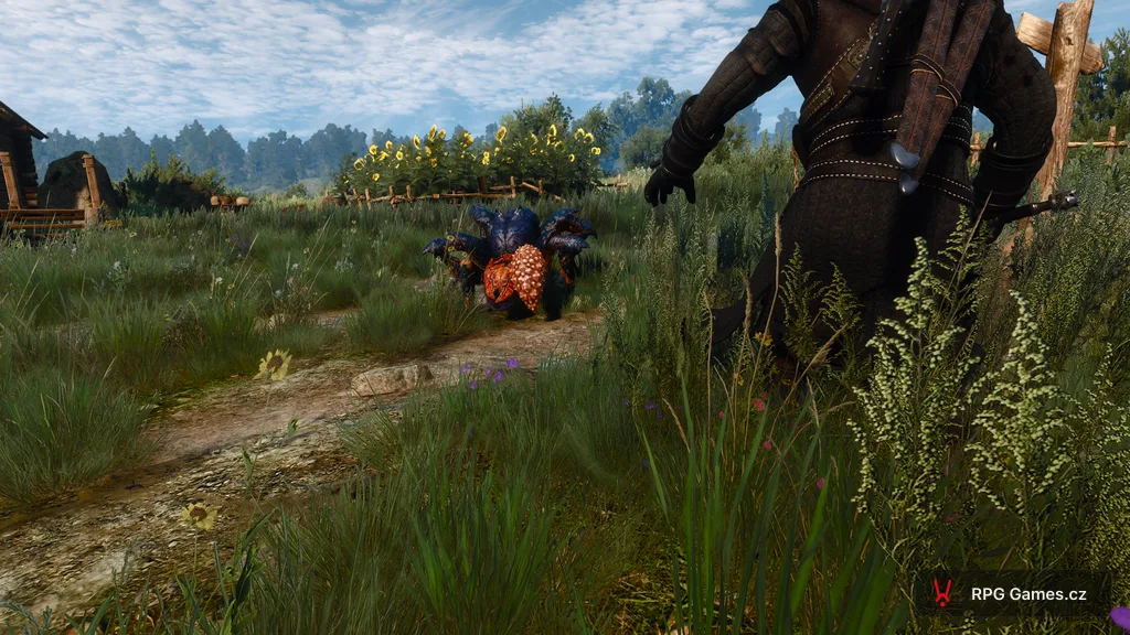 Geralt na polní cestě proti endriačímu dělníkovi u slunečnic a dřevěného stavení — tmavý chitin a oranžový váček, Zaklínač 3