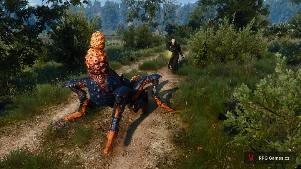 Geralt se stříbrným mečem proti endriačímu trubci na lesní cestě — vztyčený oranžový zadek, Zaklínač 3