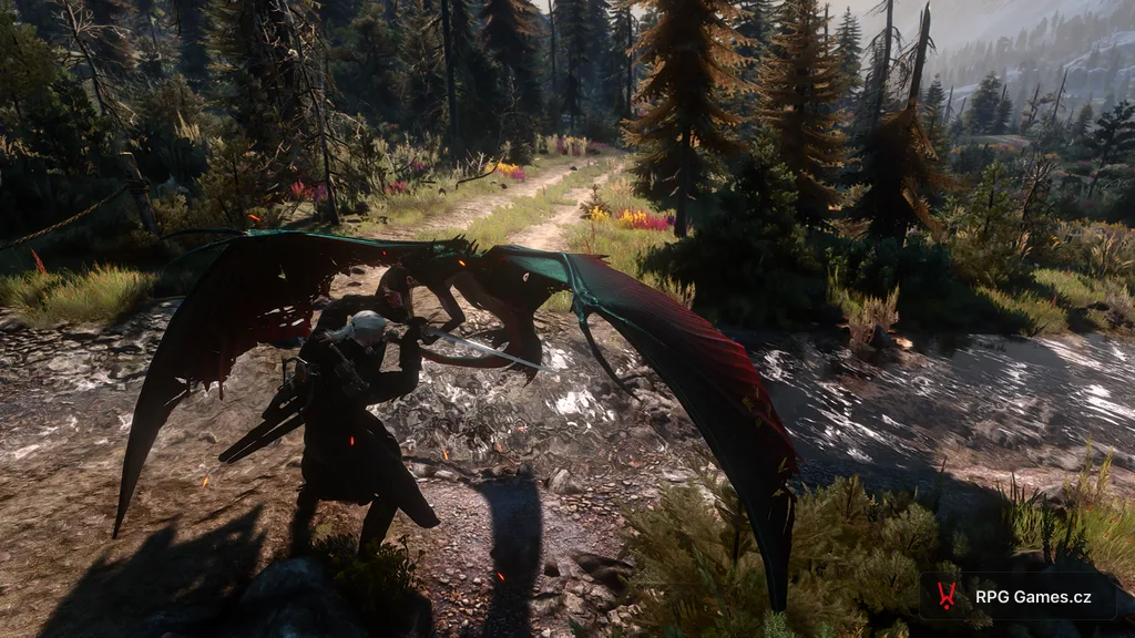 Geralt se stříbrným mečem proti erynii u potoka — okřídlený hybrid s tmavými křídly, Zaklínač 3