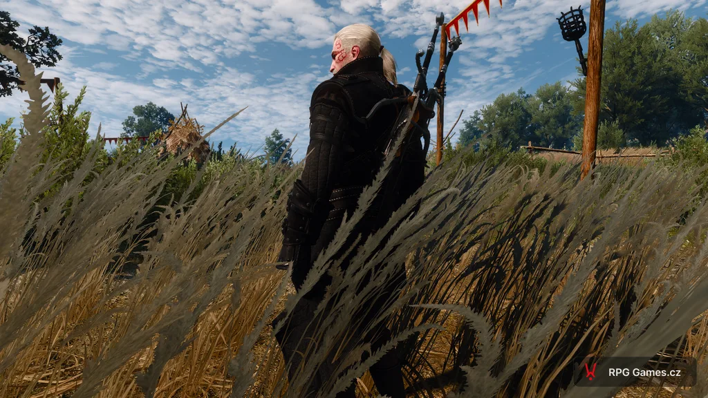 Geralt zády na cestě na Skellige — tmavá zbroj, louka a dřevěná chatrč, Zaklínač 3