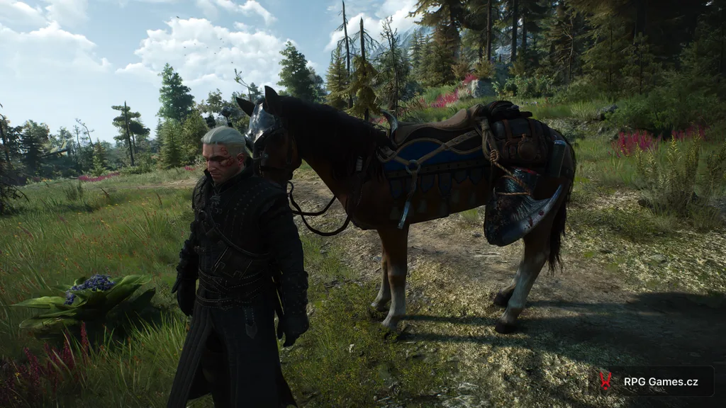 Geralt u koně Klepně s trofejí gryfa na sedle — Zaklínač 3