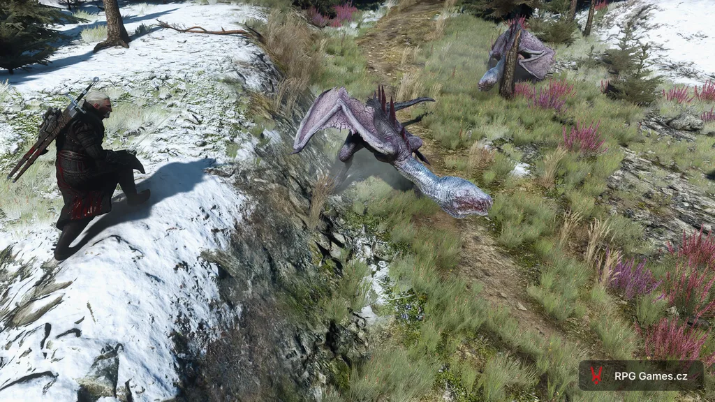 Geralt na skalnatém svahu proti dvěma haštěřím matkám na cestě v horách Toussaintu — Zaklínač 3, DLC O víně a krvi