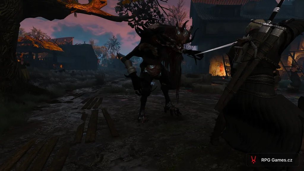 Geralt se stříbrným mečem proti katakanovi ve vesnici za soumraku — netopýří upír s dlouhými drápy, Zaklínač 3
