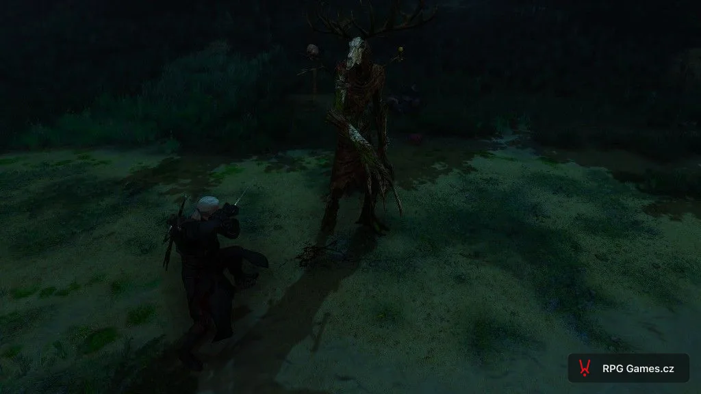 Geralt se stříbrným mečem proti Kernunovi v temném lese — lešij s jelení lebkou a parohy, Zaklínač 3