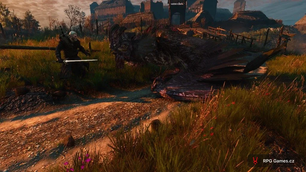 Geralt se stříbrným mečem proti křiklounovi na cestě u Vranohradu — kohoutí hlava, křídla, palisáda v pozadí, Zaklínač 3