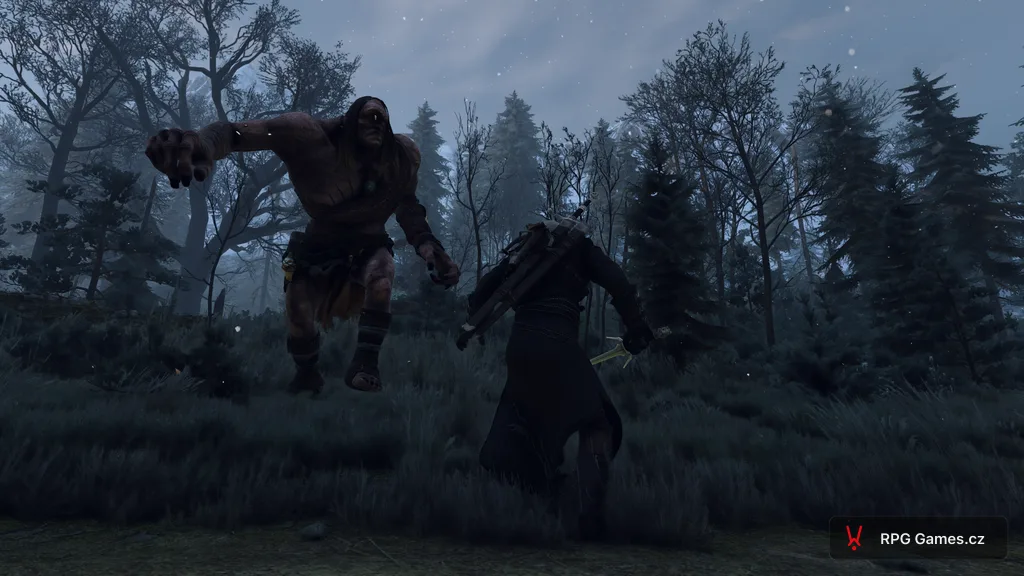 Geralt se stříbrným mečem proti kyklopovi v nočním lese na Skellige — jednooký obr v útoku, Zaklínač 3