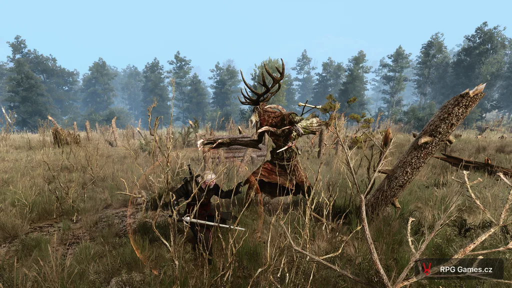 Geralt proti lešijovi na mýtině — vysoký relikt s parohy a dřevěnými drápy v útoku, Zaklínač 3