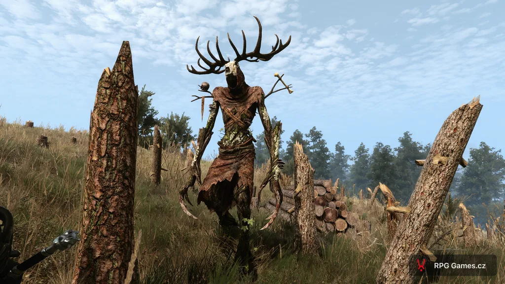 Lešij s parohy a dřevěnými drápy na vykácené mýtině ve Velenu — Geralt se stříbrným mečem v záběru, Zaklínač 3