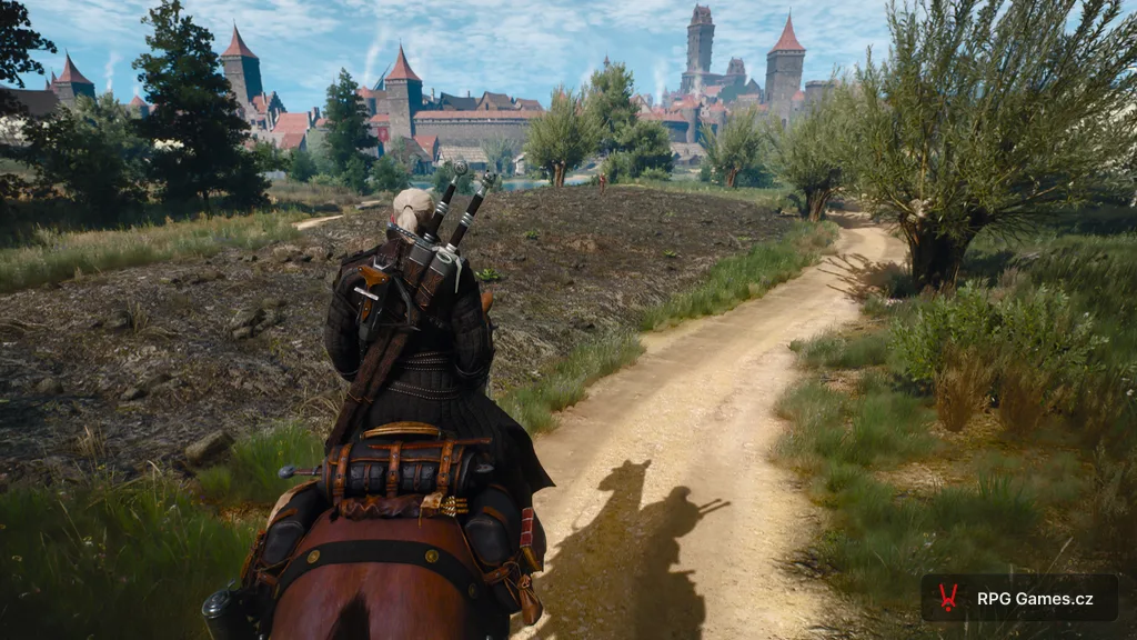 Geralt na Klepně na cestě k Novigradu — panorama hradeb a věže Chrámu Věčného ohně, Zaklínač 3