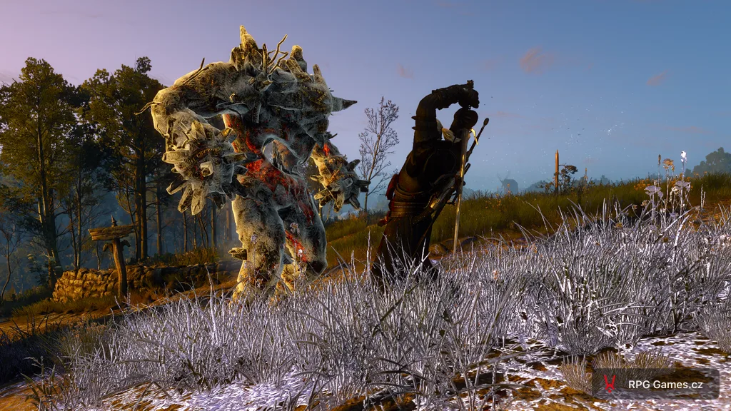 Geralt těžkým úderem proti ohnivému elementálovi po mrazivém Aardu — zmrazená tráva, Zaklínač 3