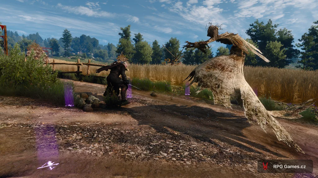 Geralt se stříbrným mečem proti polednici v kruhu Yrden na polní cestě — fialové sloupy znamení, bílá róba, Zaklínač 3