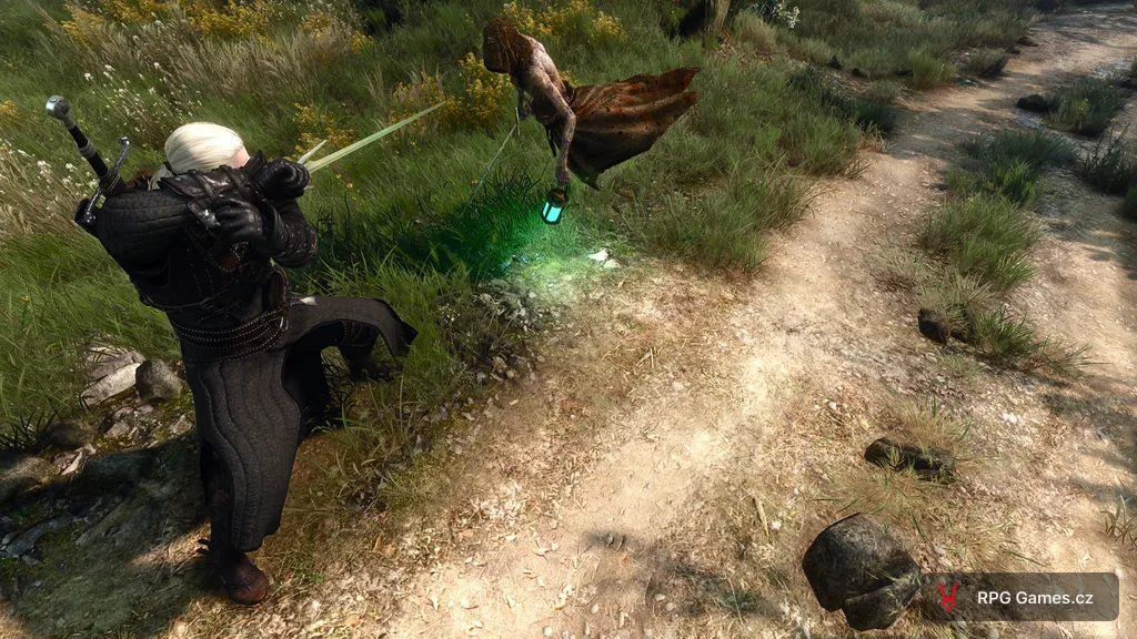 Geralt se stříbrným mečem proti přízraku s lucernou na cestě v trávě — Zaklínač 3
