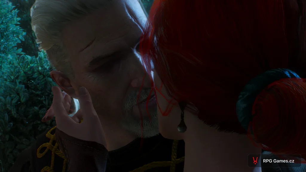 Polibek Triss a Geralta v zahradě — detail, plesové oblečení, živý plot v pozadí, Zaklínač 3