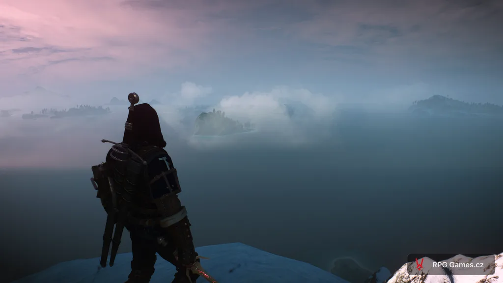 Skellige ve hře Zaklínač 3 — Geralt na skalnatém výhledu nad mořem v mlze