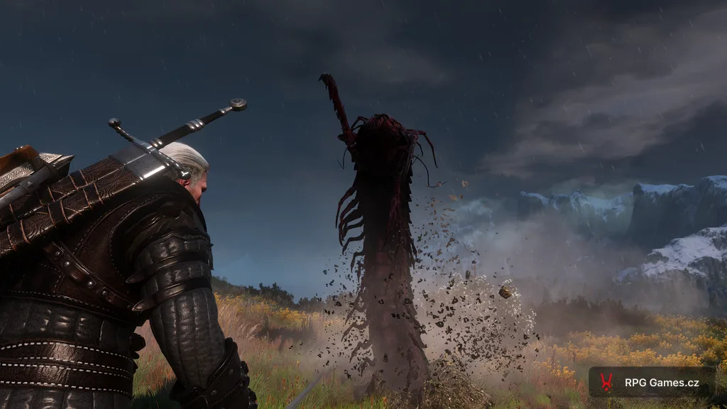 Geralt proti skolopendromorfovi na louce — stonožka se vyhrabává ze země, Zaklínač 3