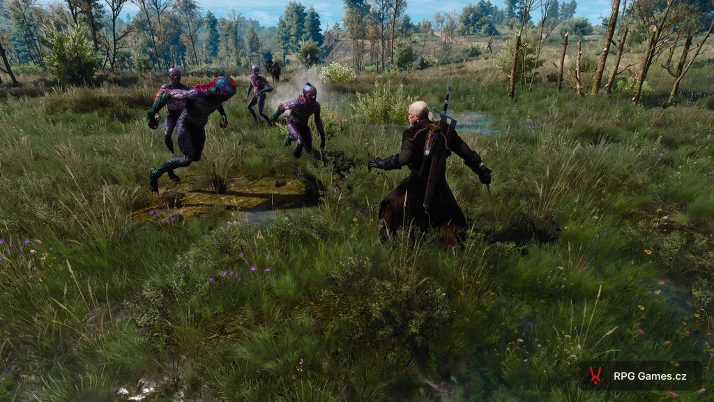 Geralt bojuje se smečkou topivců v bažině — stříbrný meč, Igni a červené ukazatele zdraví nad příšerami, Zaklínač 3