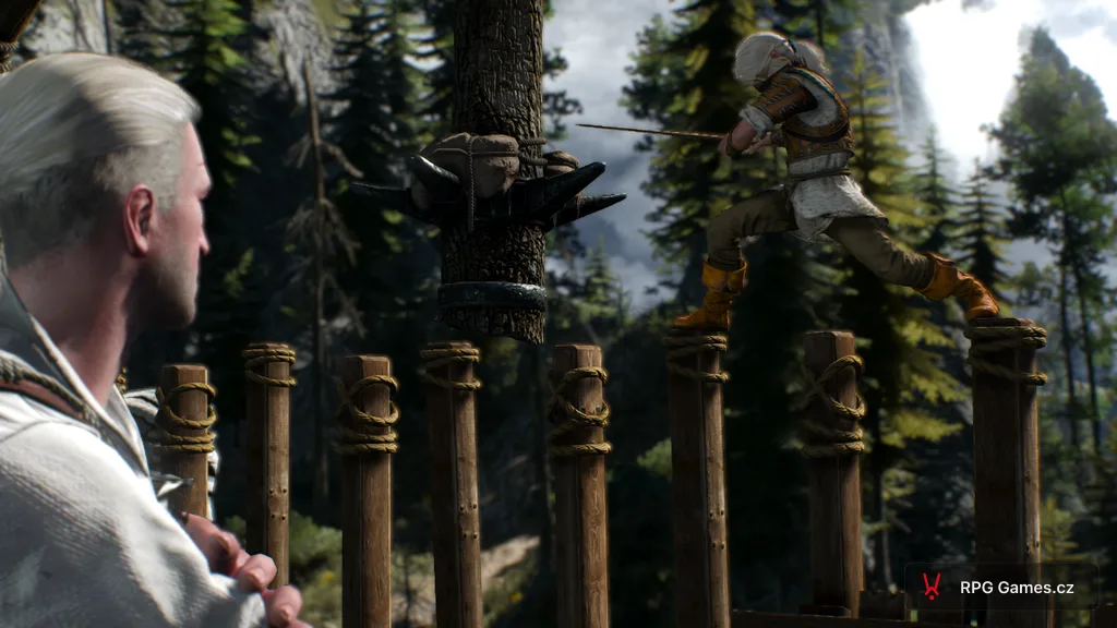 Mladá Ciri cvičí na cimbuří Kaer Morhen mezi dřevěnými tyčemi, Zaklínač 3
