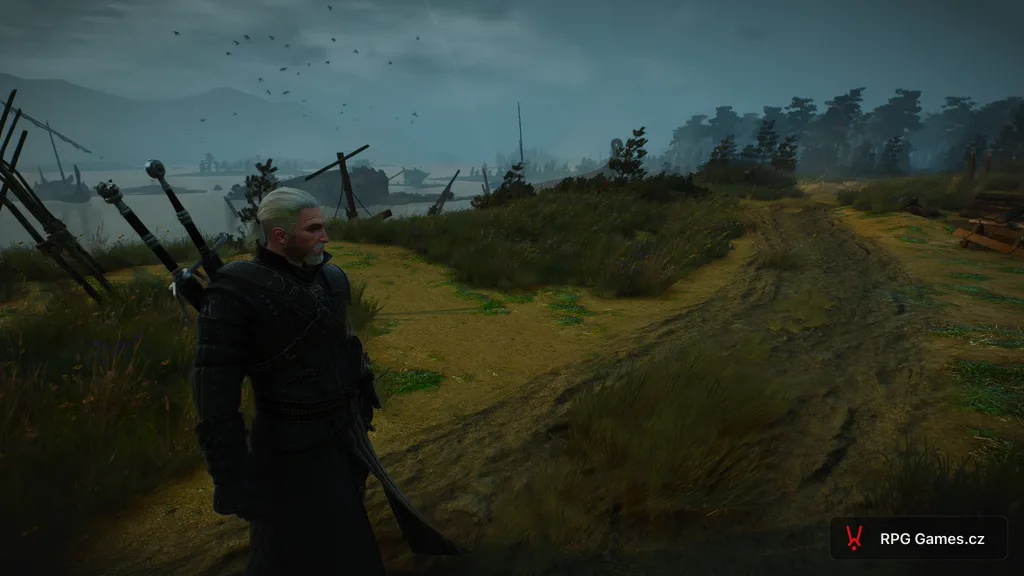 Pobřeží vraků ve Velenu — Geralt u blátivé cesty, trosky lodí ve vodě a vrány na obloze, Zaklínač 3