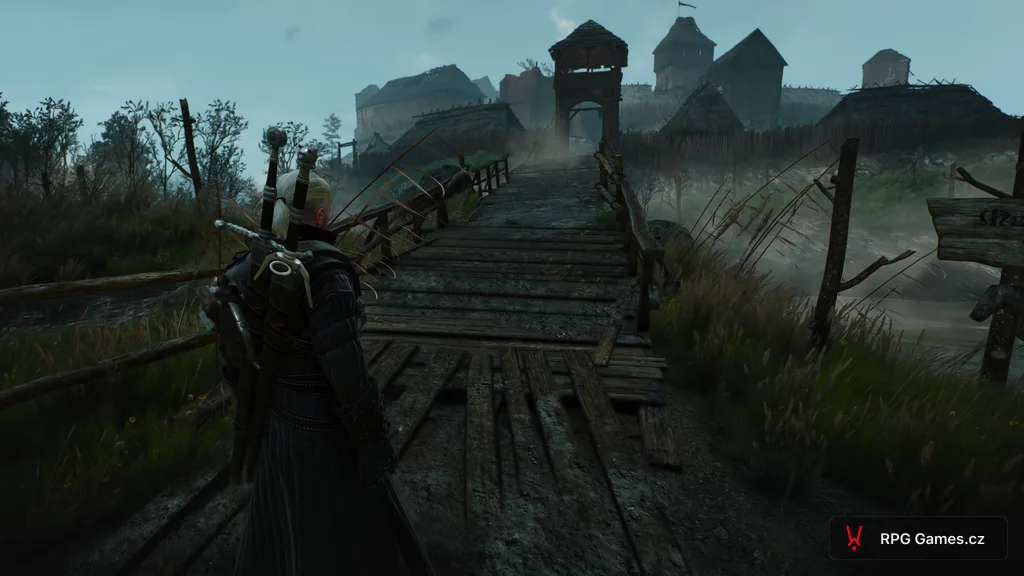 Geralt na dřevěném mostě k bráně Vranohradu ve Velenu — Zaklínač 3: Divoký hon