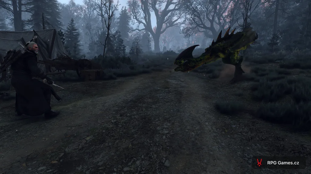 Geralt v bojovém postoji proti vidlohonovi na lesní cestě u tábora — příšera v letu, stan v pozadí, Zaklínač 3