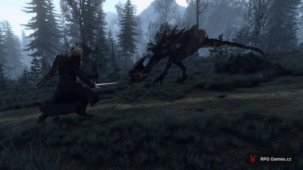 Geralt se stříbrným mečem proti wyverně v mlhavém lese — Zaklínač 3