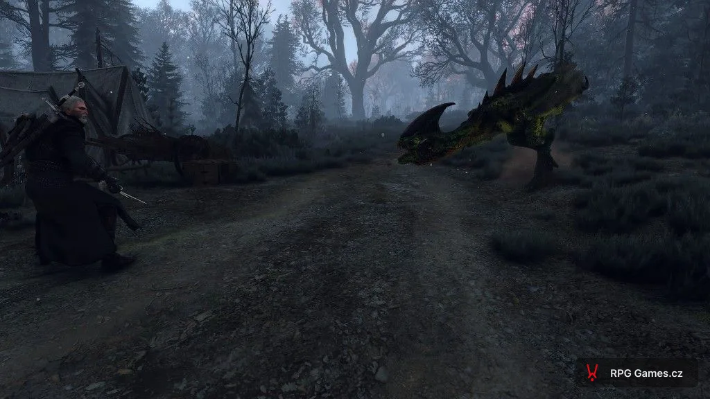 Geralt se stříbrným mečem proti wyverně na cestě u tábora v mlze — Zaklínač 3