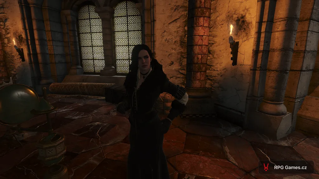 Yennefer z Vengerbergu v černém kabátu s kožešinou — kamenná síň s pochodněmi, Zaklínač 3