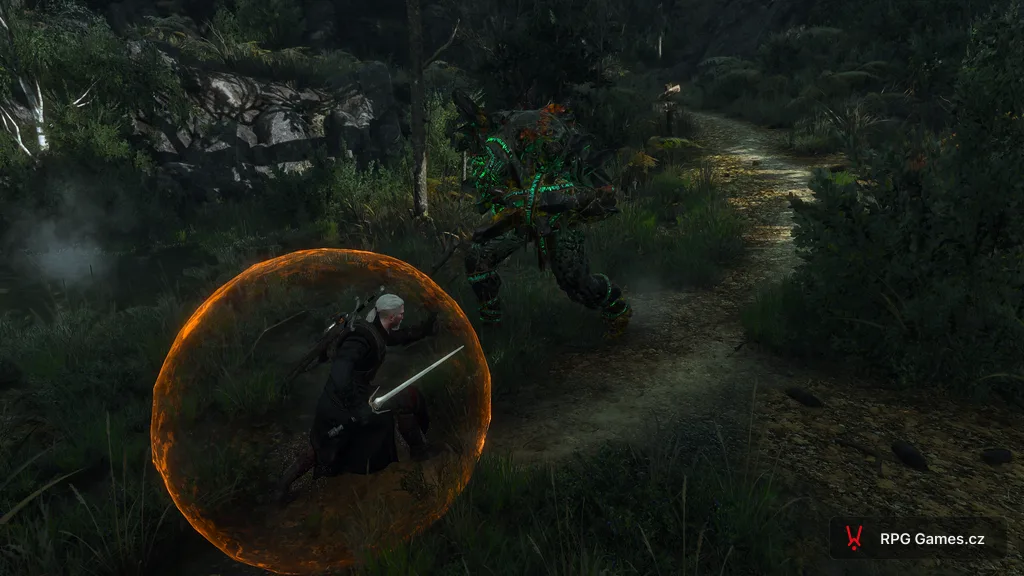 Geralt v oranžovém Quenu proti zemnímu elementálovi na lesní cestě — Zaklínač 3