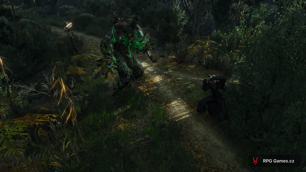 Geralt se stříbrným mečem proti zemnímu elementálovi na lesní cestě — kamenné tělo se zelenými runami, Zaklínač 3
